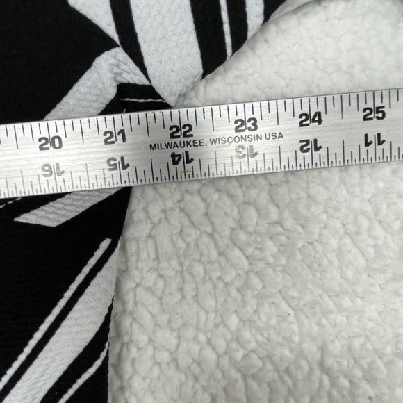 Women’s Coco Bianco XL Black/White V-neck Top - Picture 15 of 15